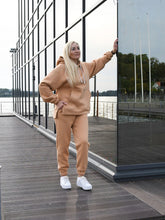 Įkelti vaizdą į galerijos rodinį, Kreminės spalvos laisvalaikio kostiumas su pūkiu