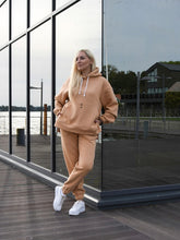 Įkelti vaizdą į galerijos rodinį, Kreminės spalvos laisvalaikio kostiumas su pūkiu