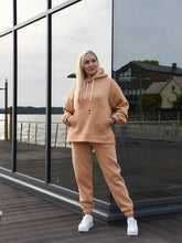 Įkelti vaizdą į galerijos rodinį, Kreminės spalvos laisvalaikio kostiumas su pūkiu