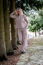 Įkelti vaizdą į galerijos rodinį, Kreminės spalvos laisvalaikio kostiumėlis ,,Elegancija"