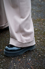 Įkelti vaizdą į galerijos rodinį, Kreminės spalvos laisvalaikio kostiumėlis ,,Elegancija"