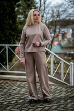 Įkelti vaizdą į galerijos rodinį, Kreminės spalvos laisvalaikio kostiumėlis ,,Elegancija"