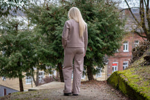 Įkelti vaizdą į galerijos rodinį, Kreminės spalvos laisvalaikio kostiumėlis ,,Elegancija"