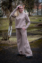 Įkelti vaizdą į galerijos rodinį, Kreminės spalvos laisvalaikio kostiumėlis ,,Elegancija"