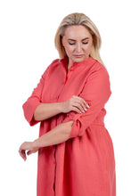 Įkelti vaizdą į galerijos rodinį, Koralo spalvos lininė suknelė, midi ilgio, susegama su sagutėmis