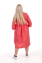 Įkelti vaizdą į galerijos rodinį, Koralo spalvos lininė suknelė, midi ilgio, susegama su sagutėmis