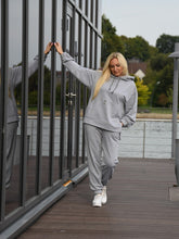 Įkelti vaizdą į galerijos rodinį, Pilkos spalvos laisvalaikio kostiumas su pūkeliu