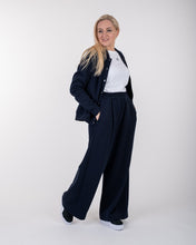 Įkelti vaizdą į galerijos rodinį, Mėlynos spalvos laisvalaikio kostiumėlis moterims, bomberis ir kelnės su kišenėmis