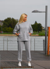 Įkelti vaizdą į galerijos rodinį, Pilkas laisvalaikio kostiumėlis moterims. Džemperis ir kelnės.