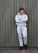 Įkelti vaizdą į galerijos rodinį, Pilkas laisvalaikio kostiumas su pūkiu