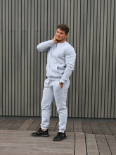 Įkelti vaizdą į galerijos rodinį, Pilkas laisvalaikio kostiumas su pūkiu