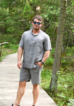 Įkelti vaizdą į galerijos rodinį, Pilkos spalvos lininis kostiumėlis vyrams. Palaidinė trumpomis rankovėmis ir šortai