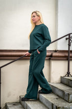 Įkelti vaizdą į galerijos rodinį, Žalios spalvos laisvalaikio kostiumėlis ,,Elegancija"