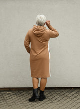 Įkelti vaizdą į galerijos rodinį, Kreminė suknelė su gobtuvu, pagaminta Lietuvoje