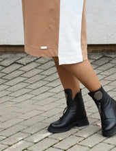 Įkelti vaizdą į galerijos rodinį, Kreminė suknelė su gobtuvu, pagaminta Lietuvoje