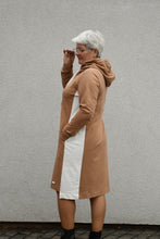 Įkelti vaizdą į galerijos rodinį, Kreminė suknelė su gobtuvu, pagaminta Lietuvoje