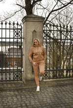 Įkelti vaizdą į galerijos rodinį, Kreminis laisvalaikio kostiumas maitinančioms mamoms