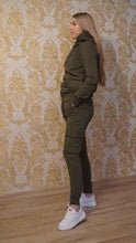 Įkelti vaizdą į galerijos rodinį, Lietuviškas chaki spalvos moteriškas kostiumėlis su gobtuvu