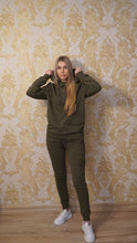 Įkelti vaizdą į galerijos rodinį, Lietuviškas chaki spalvos moteriškas kostiumėlis su gobtuvu