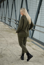 Įkelti vaizdą į galerijos rodinį, Chaki spalvos moteriškas kostiumėlis be gobtuvo