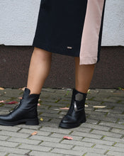 Įkelti vaizdą į galerijos rodinį, Juoda suknelė su gobtuvu pagaminta Lietuvoje