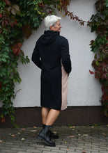 Įkelti vaizdą į galerijos rodinį, Juoda suknelė su gobtuvu pagaminta Lietuvoje