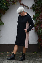 Įkelti vaizdą į galerijos rodinį, Juoda suknelė su gobtuvu pagaminta Lietuvoje