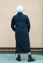 Įkelti vaizdą į galerijos rodinį, Juoda ilga suknelė didelių dydžių pagaminta Lietuvoje