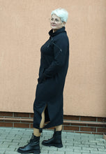 Įkelti vaizdą į galerijos rodinį, Juoda ilga suknelė didelių dydžių pagaminta Lietuvoje