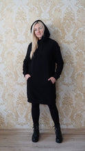 Įkelti vaizdą į galerijos rodinį, Pagaminta Lietuvoje oversize juoda suknelė su gobtuvu