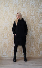 Įkelti vaizdą į galerijos rodinį, Pagaminta Lietuvoje oversize juoda suknelė su gobtuvu