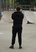 Įkelti vaizdą į galerijos rodinį, Lietuviški vyriški trenigai juodi su raudonom detalėm