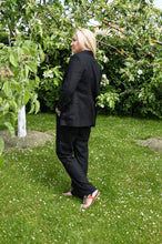 Įkelti vaizdą į galerijos rodinį, Pagamintas Lietuvoje juodas lininis klasikinis kostiumėlis