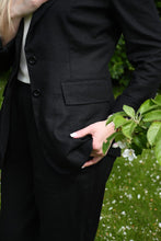 Įkelti vaizdą į galerijos rodinį, Pagamintas Lietuvoje juodas lininis klasikinis kostiumėlis