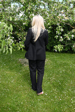 Įkelti vaizdą į galerijos rodinį, Pagamintas Lietuvoje juodas lininis klasikinis kostiumėlis