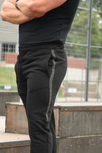 Įkelti vaizdą į galerijos rodinį, Juodos spalvos vyriškos treniginės kelnės