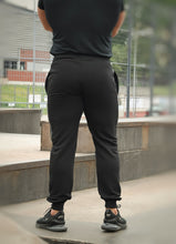 Įkelti vaizdą į galerijos rodinį, Juodos spalvos vyriškos treniginės kelnės