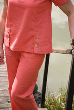 Įkelti vaizdą į galerijos rodinį, Pagamintas Lietuvoje rožinis lininis kostiumėlis su palaidine