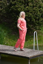 Įkelti vaizdą į galerijos rodinį, Pagamintas Lietuvoje rožinis lininis kostiumėlis su palaidine