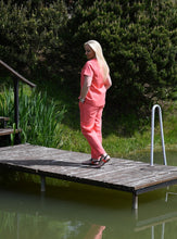 Įkelti vaizdą į galerijos rodinį, Pagamintas Lietuvoje rožinis lininis kostiumėlis su palaidine