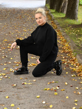 Įkelti vaizdą į galerijos rodinį, Juodos spalvos laisvalaikio kostiumas su pūkeliu be gobtuvo