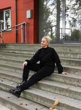 Įkelti vaizdą į galerijos rodinį, Juodos spalvos laisvalaikio kostiumas su pūkeliu be gobtuvo