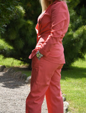 Įkelti vaizdą į galerijos rodinį, Pagamintas Lietuvoje rožinis lininis klasikinis kostiumėlis