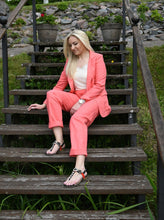 Įkelti vaizdą į galerijos rodinį, Pagamintas Lietuvoje rožinis lininis klasikinis kostiumėlis