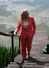 Įkelti vaizdą į galerijos rodinį, Pagamintas Lietuvoje rožinis lininis klasikinis kostiumėlis