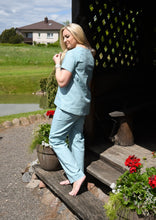 Įkelti vaizdą į galerijos rodinį, Pagamintas Lietuvoje melsvas lininis kostiumėlis su palaidine