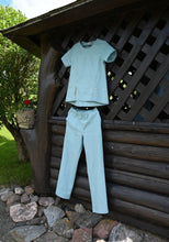 Įkelti vaizdą į galerijos rodinį, Pagamintas Lietuvoje melsvas lininis kostiumėlis su palaidine