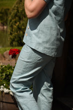 Įkelti vaizdą į galerijos rodinį, Pagamintas Lietuvoje melsvas lininis kostiumėlis su palaidine