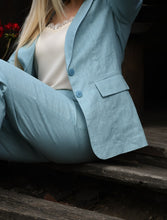 Įkelti vaizdą į galerijos rodinį, Pagamintas Lietuvoje mėlynas lininis klasikinis kostiumėlis