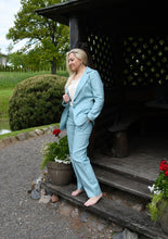 Įkelti vaizdą į galerijos rodinį, Pagamintas Lietuvoje mėlynas lininis klasikinis kostiumėlis